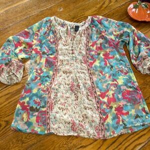 BKE Boutique polyester floral top. Size Small. Good condition.
